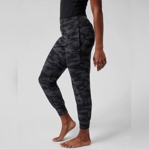 NWT Athleta Salutation Camo Jogger High Rise Fall Athleisure Pilates XS Petite